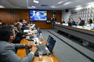 Ex-diretor da Abin entrega celular à CPMI; parlamentares querem ouvir G.Dias