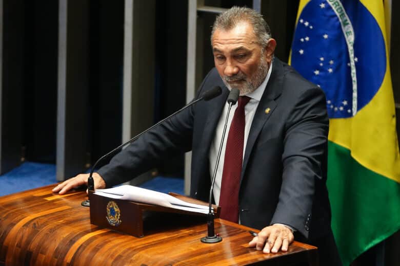 Brasília - Senador Telmário Mota durante sessão do impeachment no Senado, conduzida pelo presidente do STF, Ricardo Lewandowski (Antonio Cruz/Agência Brasil)