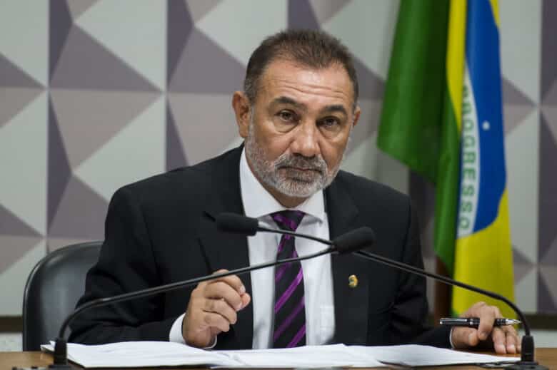 Brasília - O relator do Conselho de Ética e Decoro Parlamentar do Senado, Senador Telmário Mota, durante reunião para decidir sobre o depoimento do senador licenciado, Delcídio do Amaral ( Marcelo Camargo/Agência Brasil)