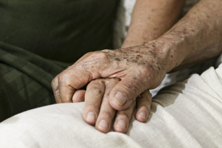 Brasília (DF), 22/09/2023 - Natália Duarte e seu pai, Ítalo, que tem a doença de Alzheimer. Foto: Marcelo Camargo/Agência Brasil