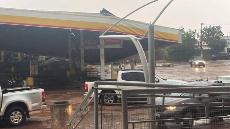 Temporal com forte ventania causa estragos em cidade no interior