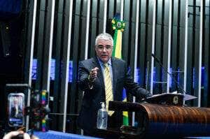 Girão critica encerramento do programa de escolas cívico-militares