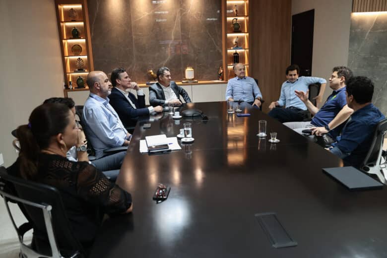 A decisão de premiar os alunos com os ingressos ocorreu durante reunião do governador com o presidente do Cuiabá, Cristiano Dresch.