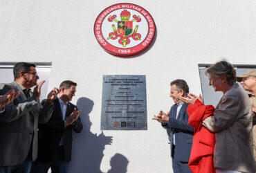 O governador Mauro Mendes ao descerrar a placa de inauguração