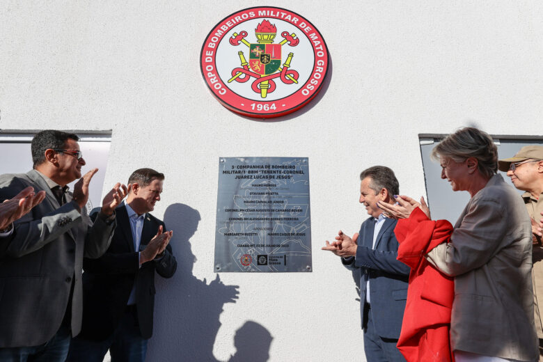 O governador Mauro Mendes ao descerrar a placa de inauguração