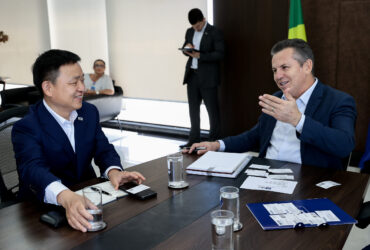 O governador Mauro Mendes e o CEO da Sinomach, Cai Jibo