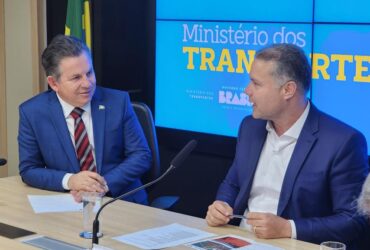 Governador Mauro Mendes acompanha a assinatura da ordem de serviço com o ministro dos Transportes, Renan Filho              Crédito - Lucas Rodrigues - Secom-MT