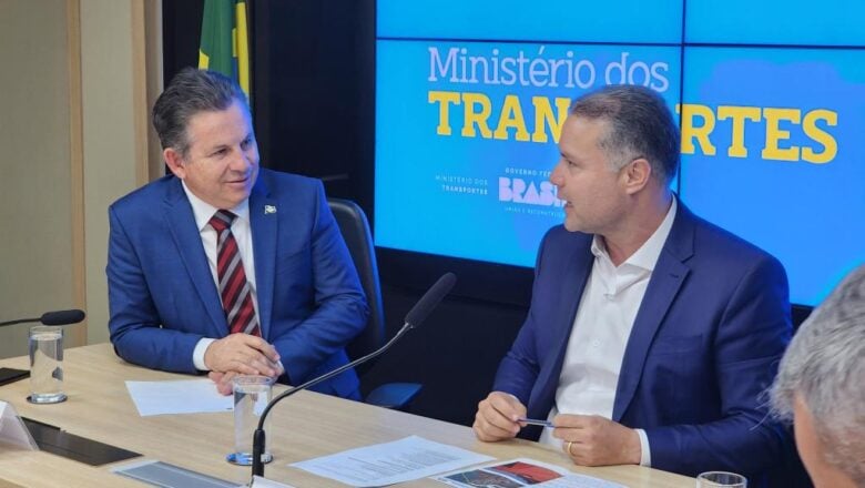 Governador Mauro Mendes acompanha a assinatura da ordem de serviço com o ministro dos Transportes, Renan Filho              Crédito - Lucas Rodrigues - Secom-MT