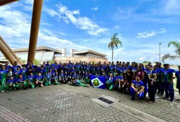 Primeiro grupo de estudantes antes do embarque - Foto por: Divulgação