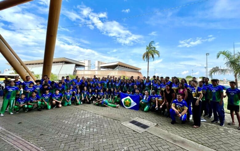 Primeiro grupo de estudantes antes do embarque - Foto por: Divulgação