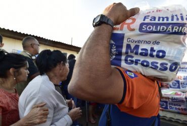 Somente nesta semana, 55 municípios do interior retiraram os produtos alimentícios, de limpeza e higiene, na Arena Panatanal.  - Foto por: Josi Dias