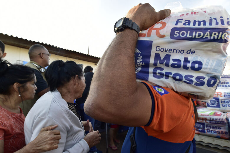 Somente nesta semana, 55 municípios do interior retiraram os produtos alimentícios, de limpeza e higiene, na Arena Panatanal.  - Foto por: Josi Dias