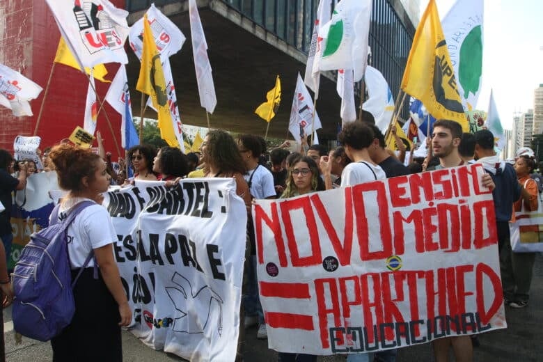 São Paulo(SP), 19/04/2023 - Estudantes participam do 2º Ato pela Revogação do Novo Ensino Médio na Avenida Paulista. Por: Rovena Rosa/Agência Brasil