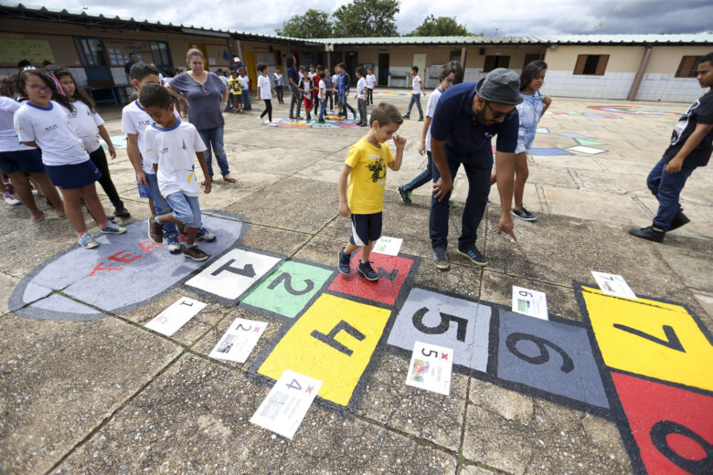 Brasília - Alunos da Escola Classe 29 de Taguatinga participam de atividades do projeto Adasa na Escola, que ensina crianças a ajudar na preservação da água (Marcelo Camargo/Agência Brasil)