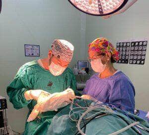 O procedimento contou com o empenho das equipes da neurocirurgia e do centro cirúrgico do hospital  - Foto por: SES-MT