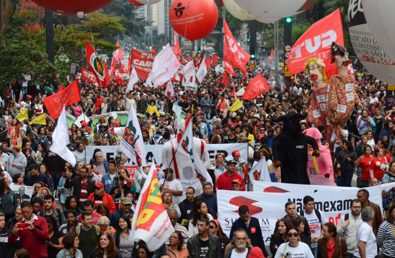 São Paulo - Manifestação das centrais sindicais CUT, Força, UGT, CTB, CSB, CGTB, NCST e CSP-Conlutas e Intersindical, contra a retirada de direitos trabalhistas na Avenida Paulista (Rovena Rosa/Agência Brasil )