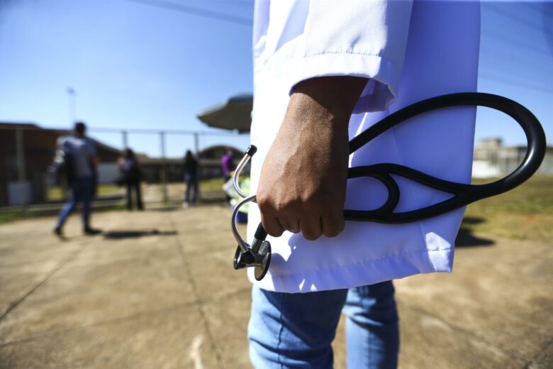 Tosse persistente, falta de ar e suor salgado podem ser sinais da doença