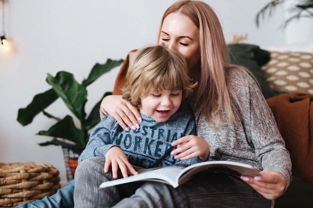 mae e filho sentado e lendo o livro juntos em casa 153585 9