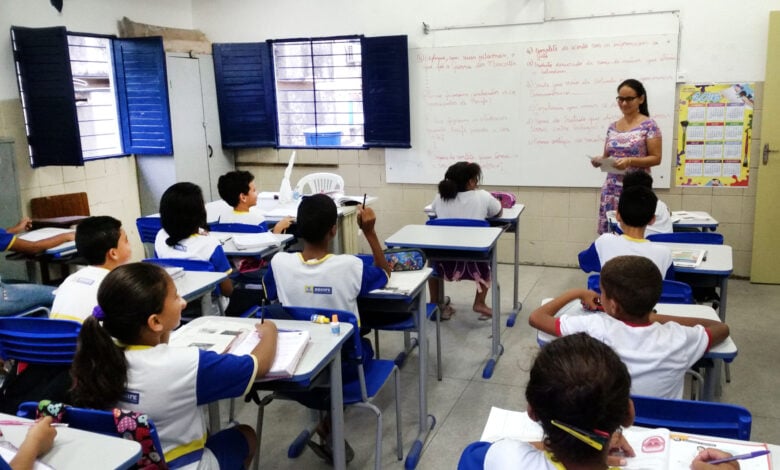 Recife – Alunos da Escola Municipal Abílio Gomes, na capital pernambucana, usam livros didáticos que podem ser proibidos pela Câmara de Vereadores (Sumaia Vilela / Agência Brasil)