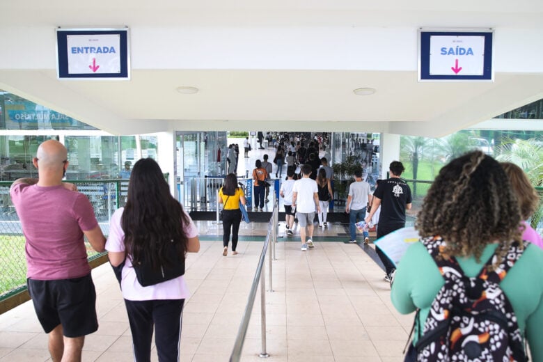 Participantes do Exame Nacional do Ensino Médio (Enem) 2021 fazem, neste domingo (28), segundo dia de avaliação, provas de matemática e de ciência da natureza. Por: Valter Campanato/Agência Brasil