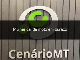 mulher cai de moto em buraco 1113918