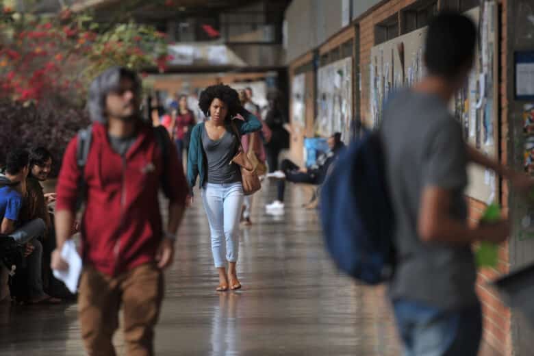 UnB foi a primeira universidade federal a adotar sistema de cotas raciais  UnB reserva vagas para negros desde o vestibular de 2004  Percentual de negros com diploma cresceu quase quatro vezes desde 2000, segundo IBGE Por: Marcello Casal jr/Agência Brasil