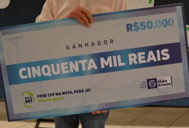 Cheque simbólico do Programa Nota MT no valor de R$ 50 mil  - Foto por: Assessoria Sefaz-MT