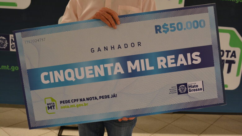 Cheque simbólico do Programa Nota MT no valor de R$ 50 mil  - Foto por: Assessoria Sefaz-MT