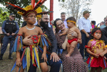 Na foto, o padre Andelson Dias e a primeira-dama de MT, Virginia Mendes              Crédito - Jana Pessôa