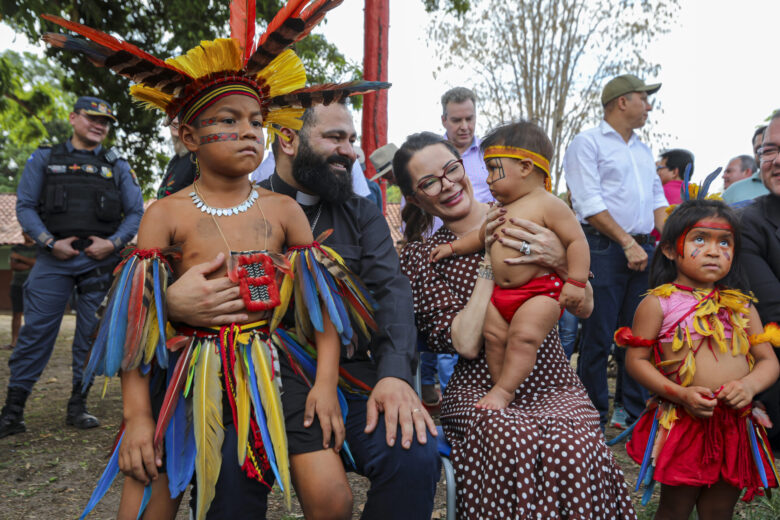 Na foto, o padre Andelson Dias e a primeira-dama de MT, Virginia Mendes              Crédito - Jana Pessôa