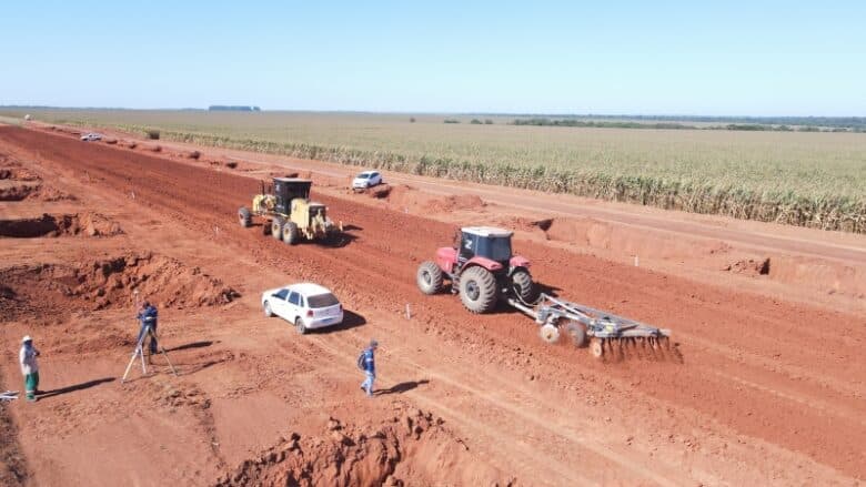 obra de pavimentacao da linha 13 e retomada apos periodo de chuvas