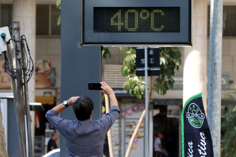 Rio de Janeiro (RJ), 24/08/2023 - Rio de Janeiro (RJ), 24/08/2023 - Termômetro, no centro da cidade, chega a marcar 40 graus em meio a forte onda de calor. Foto:Tânia Rêgo/Agência Brasil