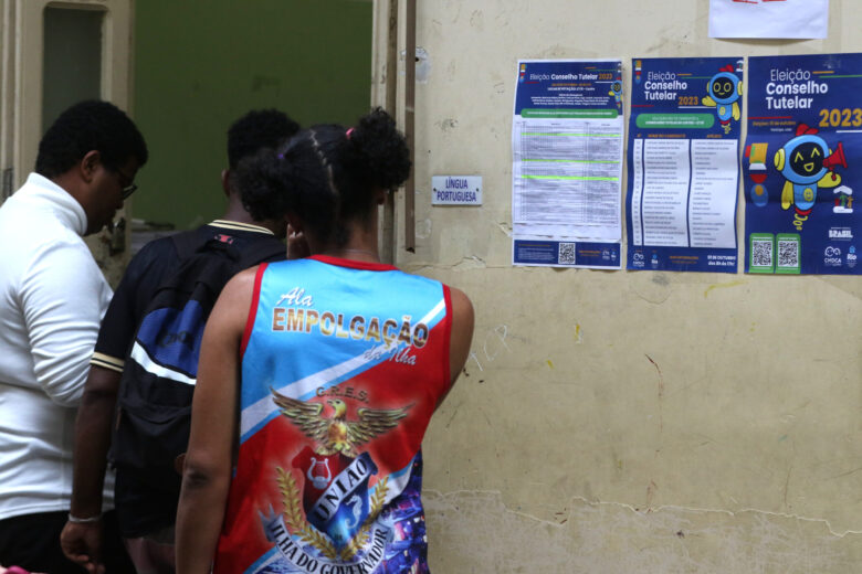 Rio de Janeiro (RJ), 01/10/2023 - Eleitores comparecem em posto de votação de eleição para conselhos tutelares, na Escola Municipal Celestino da Silva, região central da cidade. Foto:Tânia Rêgo/Agência Brasil