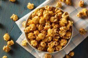 Pipoca caramelizada: aprenda a fazer a receita clássica e deliciosa