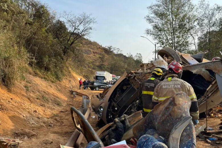 policia de mg identifica corpos de tres vitimas de acidente de onibus scaled 1