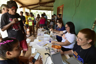 Junto com a distribuição das cestas passaram a ser ofertados serviços, como a emissão de 2ª via de documentos  - Foto por: Josi Dias