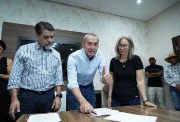 prefeito assina termos de cessao de uso do novo mercado do produtor e caminhao bau refrigerado da agricultura familiar -CenárioMT