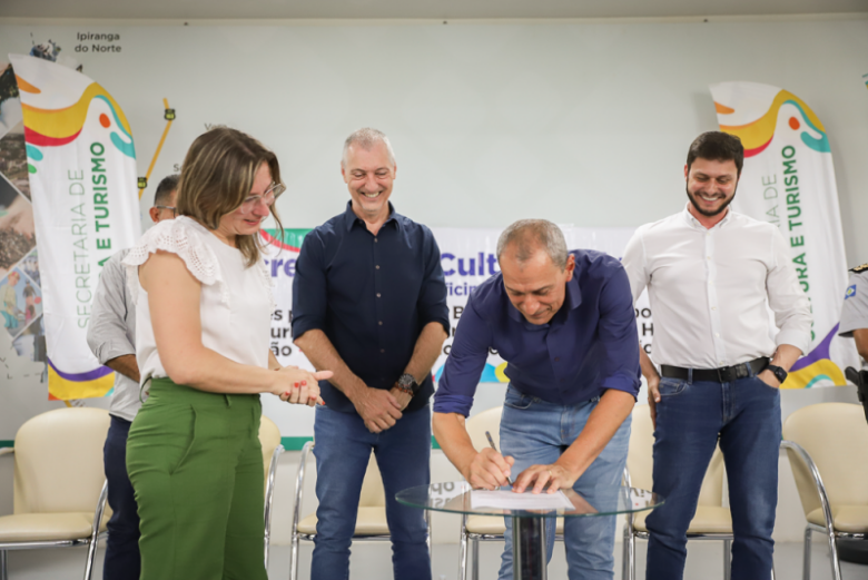 prefeito miguel vaz assina ordem de servico para construcao do centro cultural