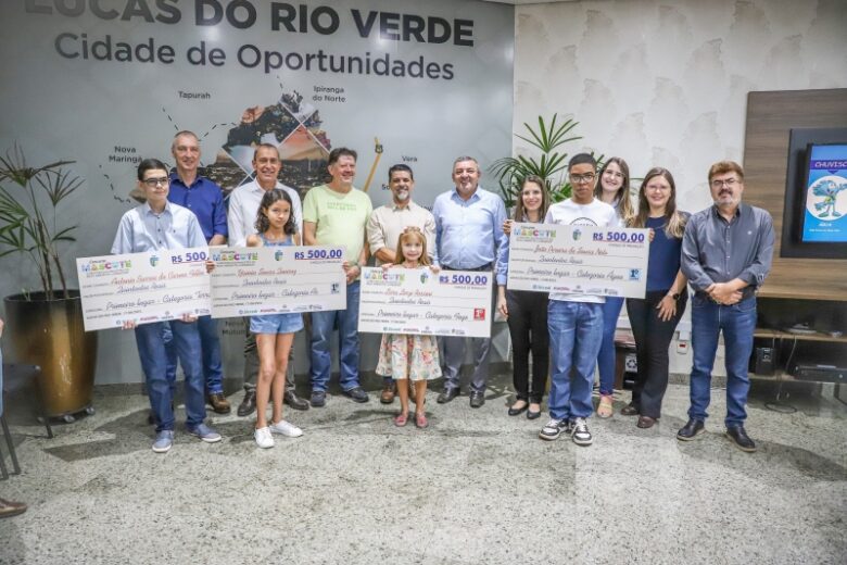 prefeitura entrega premio aos ganhadores do concurso mascotes do meio ambiente