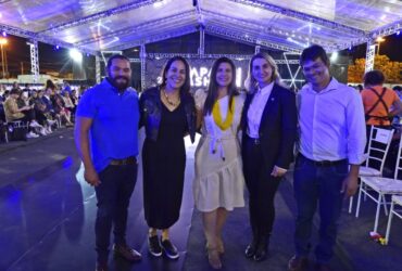 Na foto: Tamires Ferreira (assessor Unaf); Vânia Neves (jornalista Unaf); Grasielle Bugalho (Sec. Setasc); Suélen Rodrigues (primeira-dama de São José do Xingu) e Sandro Costa (prefeito de São José do Xingu)  - Foto por: Josi Dias