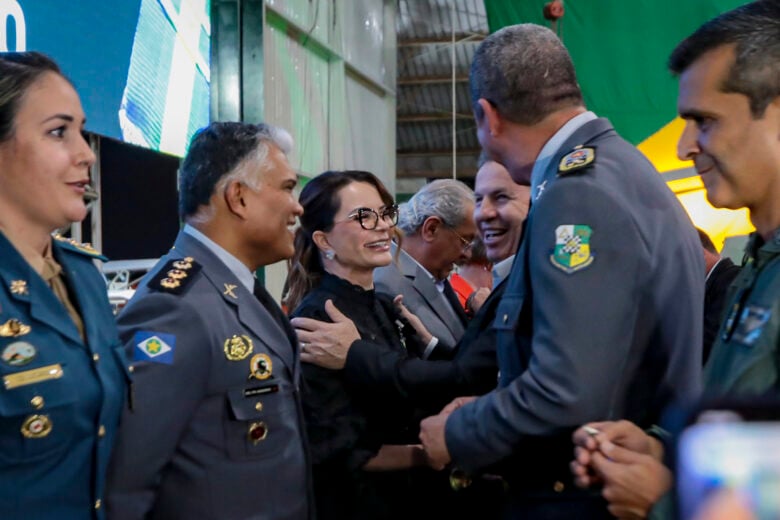 Primeira-dama de MT, Virginia Mendes recebendo a Medalha Mérito Águia Uno  - Foto por: Jana Pessôa