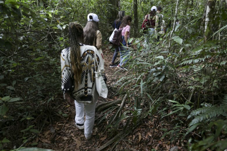 Brasília (DF), 27/10/2023 - Crianças e professores que participam de programa educativo desenvolvido pela da Embaixada da França fazem visita guiada ao Jardim Botânico de Brasília para conhecer a fauna e a flora do Cerrado. Foto: Marcelo Camargo/Agência Brasil