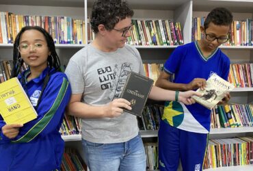 Os estudantes Joana Silva Guimarães e Luiz Eduardo, sendo orientados pelo professor Marcos Zadoretzki  - Foto por: Assessoria