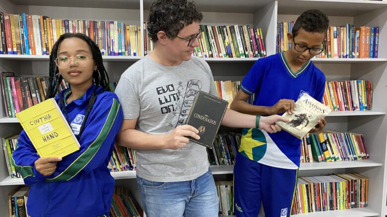 Os estudantes Joana Silva Guimarães e Luiz Eduardo, sendo orientados pelo professor Marcos Zadoretzki  - Foto por: Assessoria