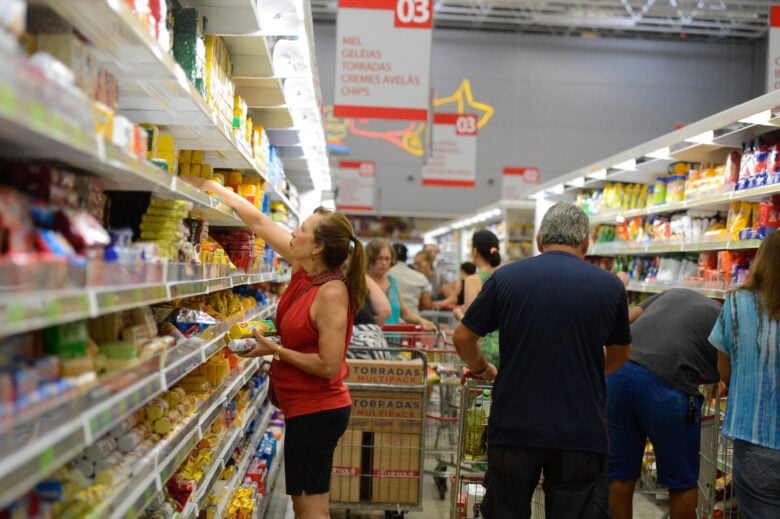 Vitória (ES) - Supermercados lotados com filas nos caixas e na entrada funcionam com horário reduzido (Tânia Rêgo/Agência Brasil)