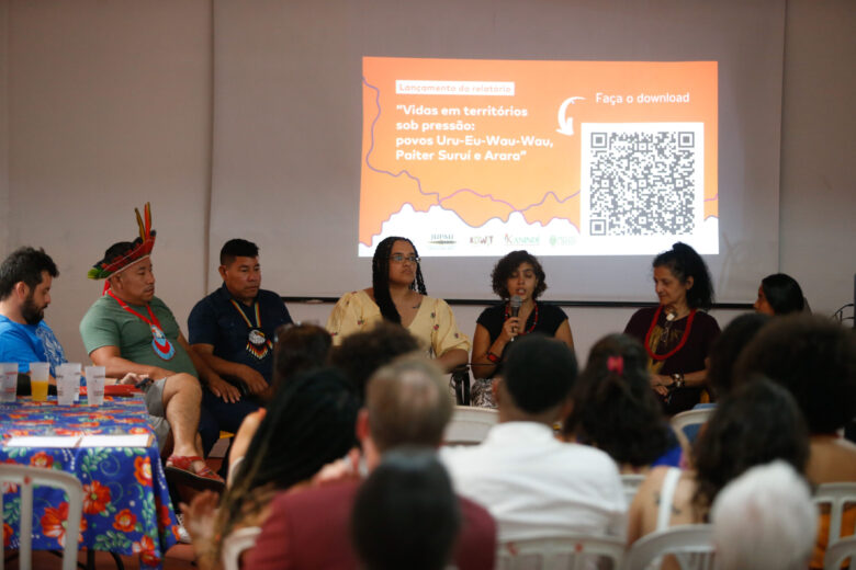 São Paulo SP 19/09/2023 Conectas Direitos Humanos, Associação Etnoambiental Kanindé, Associação Jupaú, Instituto Maíra e Associação Kowit realizam o lançamento do relatório “Vidas em territórios sob pressão: povos Uru-Eu-Wau-Wau, Paiter Suruí e Arara”. O evento conta com a presença de indígenas e indigenistas que relatam ameaças e estratégias de resistência e proteção desenvolvidas pelas lideranças dos povos Uru-Eu-Wau-Wau, Paiter Suruí e Arara da TI Cachoeira Seca nos últimos anos, principalmente entre 2020-2022. Foto Paulo Pinto/Agência Brasil Por: Paulo Pinto/Agência Brasill