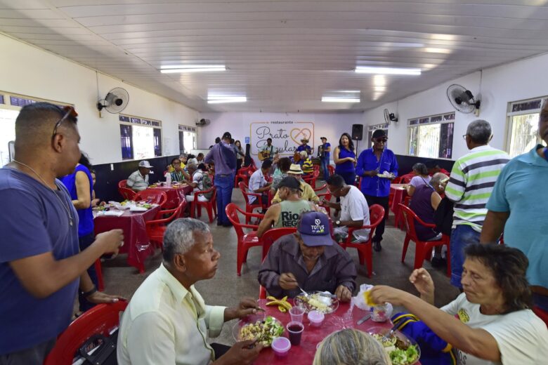 O evento realizado em comemoração ao Dia dos Pais contou com sorteio de presentes e entrega de brindes  - Foto por: Josi Dias