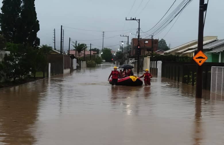 Santa Catarina - Chuvas: após 2ª morte, Santa Catarina decreta fechamento de barragens. Resgate na cidade de Tubarão. Foto: CBMSC