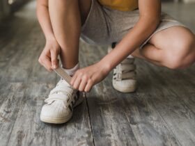 secao baixa de um menino por cinta sapato ligado assoalho hardwood