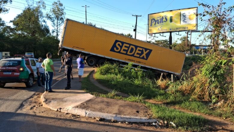 Motorista derrapa e tomba carreta dos Correios em canteiro em VG